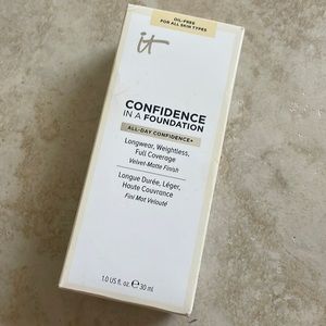 It cosmetics confidence in a foundation shade 130 light sand (w)